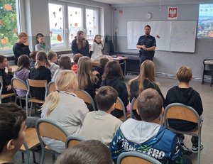 Policjanci rozmawiają z dziećmi