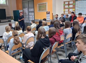 Policjanci rozmawiają z dziećmi