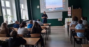 Policjanci rozmawiają z dziećmi