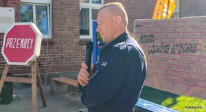 Policjanci rozmawiają z dziećmi