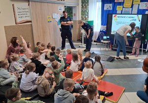 policjanci rozmawiają z dziećmi