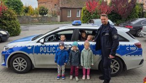 policjant z dziećmi