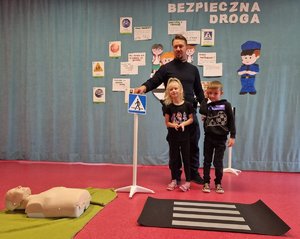 policjant z dziećmi