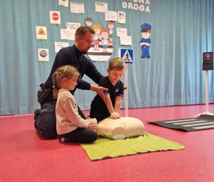 policjant z dziećmi