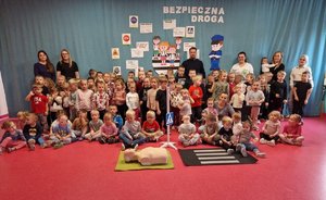 policjant z dziećmi