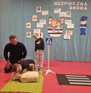 policjant z dziećmi