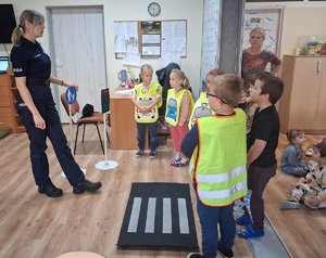 policjantki rozmawiają z dziećmi