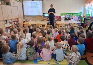 policjantki rozmawiają z dziećmi