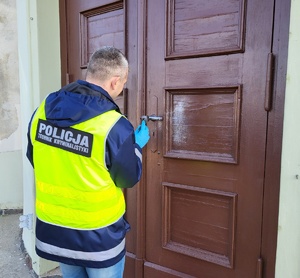 policjanci w trakcie czynności w związku z włamaniem do kościoła