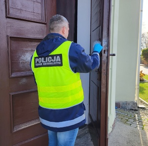 policjanci w trakcie czynności w związku z włamaniem do kościoła