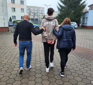 policjanci w trakcie czynności w związku z włamaniem do kościoła