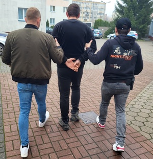 policjanci w trakcie czynności w związku z włamaniem do kościoła