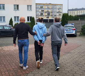 policjanci w trakcie czynności w związku z włamaniem do kościoła