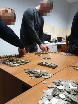 policjanci w trakcie czynności w związku z włamaniem do kościoła