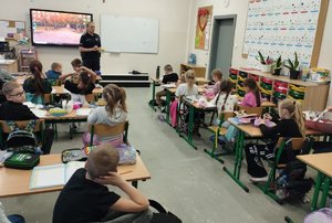 policjantka rozmawia z dziećmi