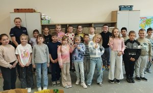 policjantka rozmawia z dziećmi