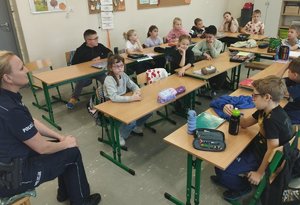 policjantka rozmawia z dziećmi