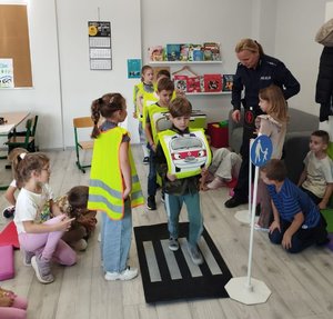 policjantka rozmawia z dziećmi