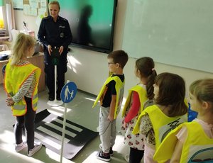 policjantka rozmawia z dziećmi