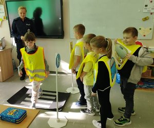 policjantka rozmawia z dziećmi