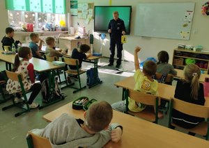 policjantka rozmawia z dziećmi