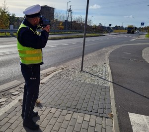 policjant wykonuje pomiar prędkości