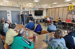 policjanci na spotkaniu w Paterku