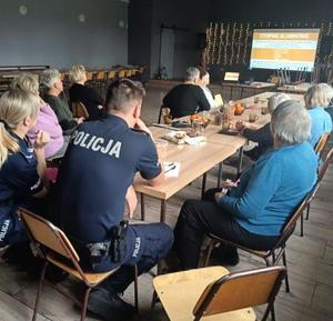 policjanci z seniorami