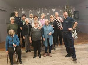 policjanci z seniorami