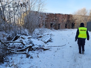 Policjanci kontrolują miejsca przebywania osób bezdomnych