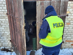 Policjanci kontrolują miejsca przebywania osób bezdomnych