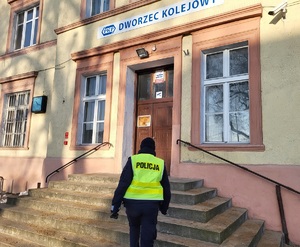Policjanci kontrolują miejsca przebywania osób bezdomnych