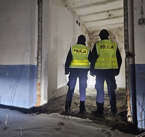 Policjanci kontrolują miejsca przebywania osób bezdomnych