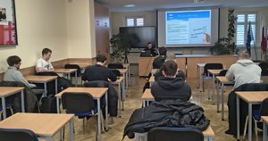 policjant z uczniami