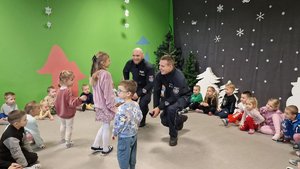 policjanci z wizytą w przedszkolu