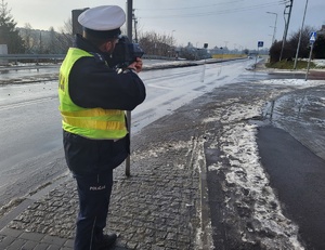policjanci w trakcie działań NURD mierzą prędkość z jaką poruszają się kierujący