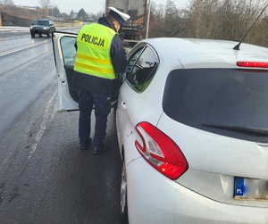 policjanci w trakcie działań NURD mierzą prędkość z jaką poruszają się kierujący