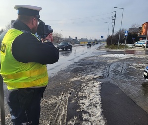 policjanci w trakcie działań NURD mierzą prędkość z jaką poruszają się kierujący