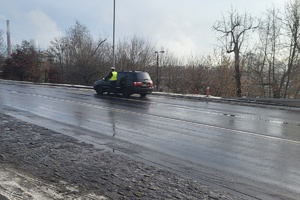 policjanci w trakcie działań NURD mierzą prędkość z jaką poruszają się kierujący