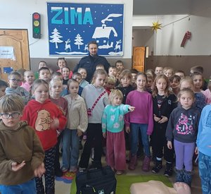 policjant z dziećmi