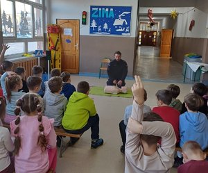 policjant z dziećmi