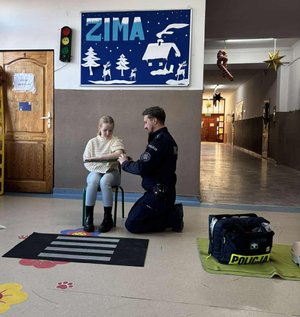 policjant z dziećmi