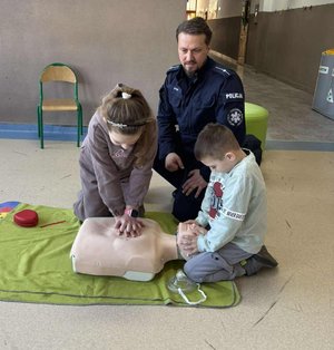 policjant z dziećmi