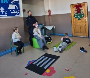 policjant z dziećmi