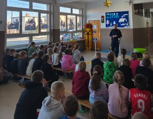 policjant z dziećmi