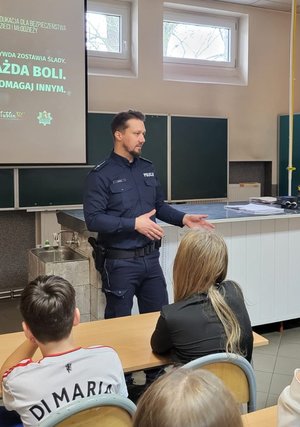 policjant rozmawia z młodzieżą