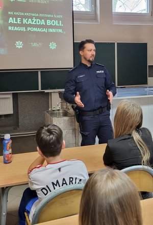 policjant rozmawia z młodzieżą