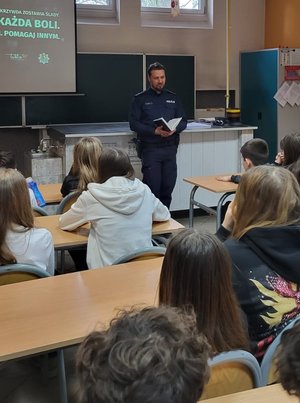 policjant rozmawia z młodzieżą