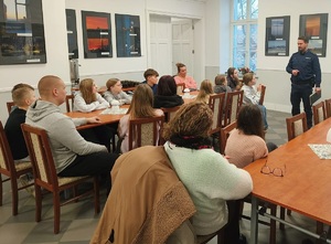 policjant z wolontariuszami