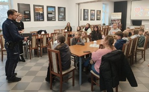 policjant z wolontariuszami